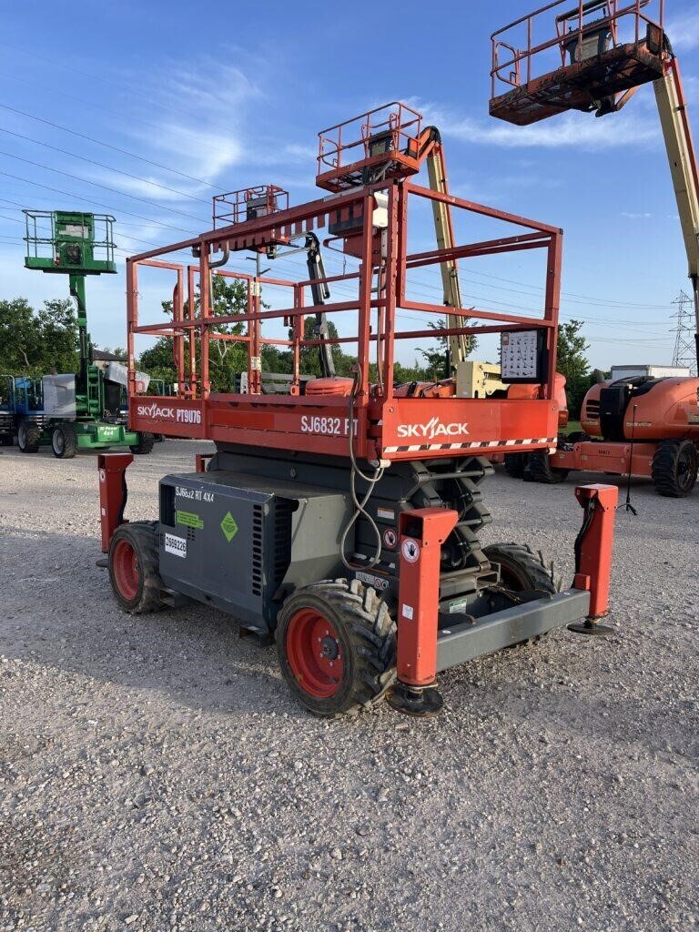 2018 Skyjack SJ-6832RT