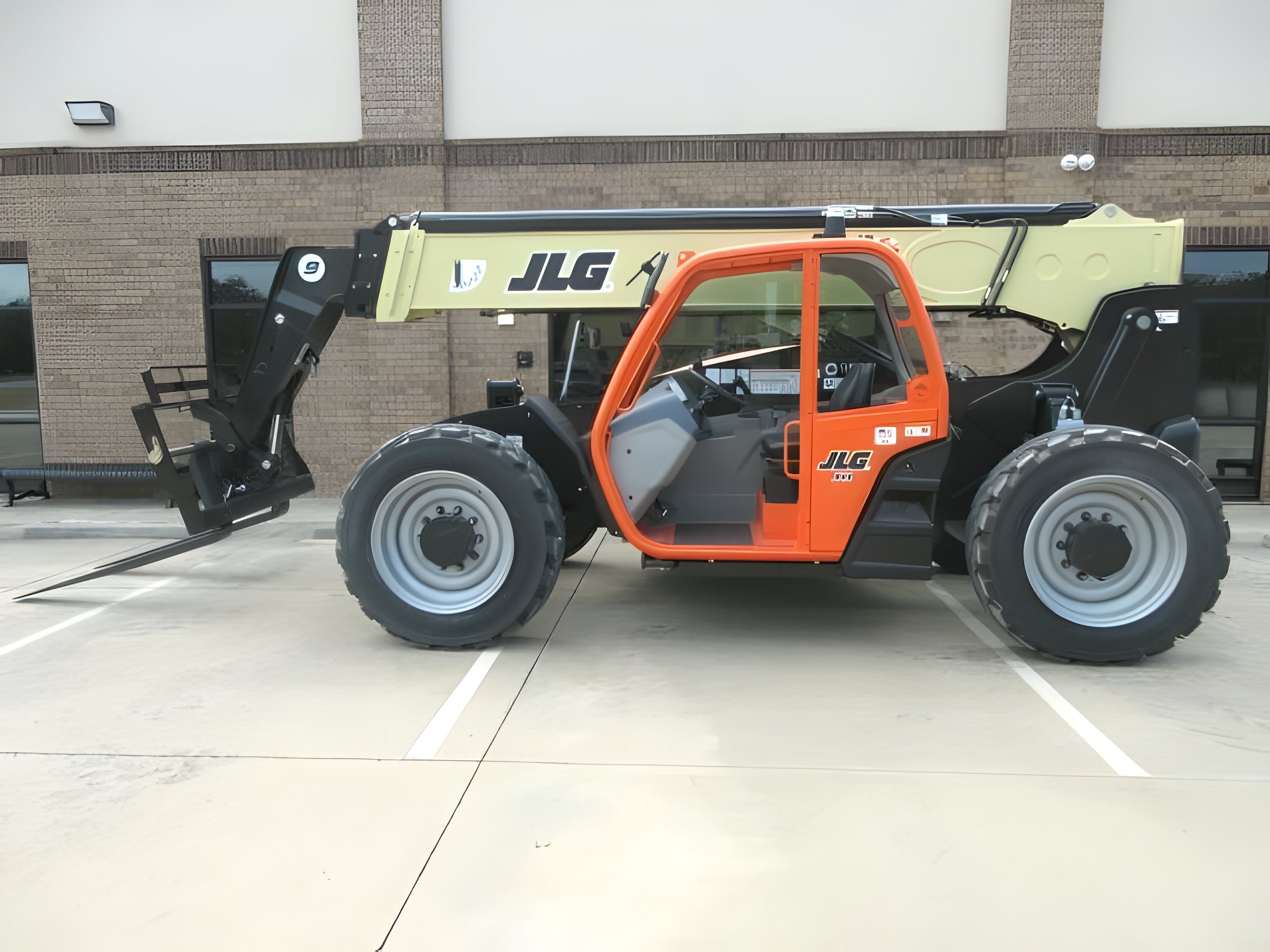 2025 JLG 943