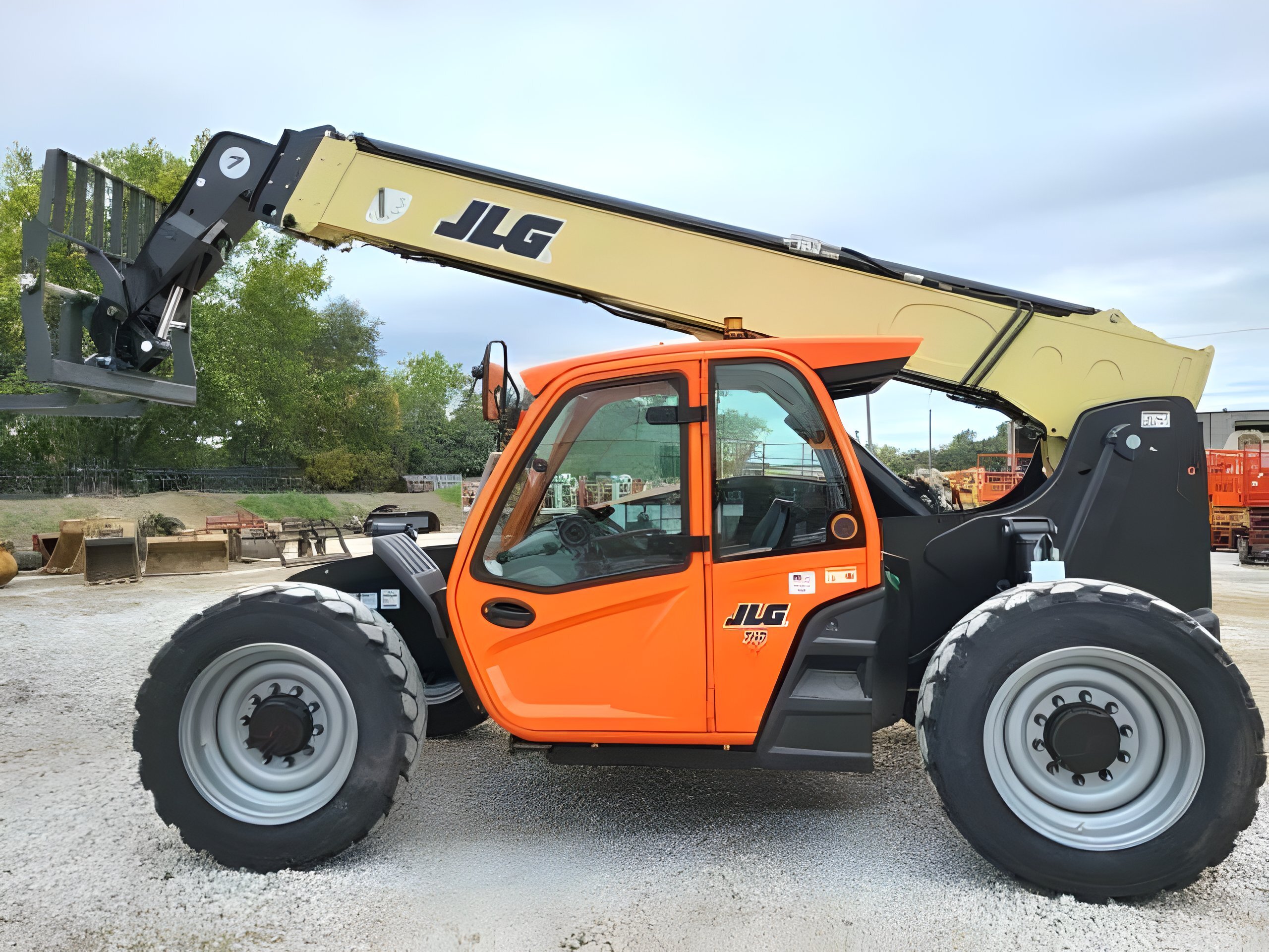 2025 JLG 742