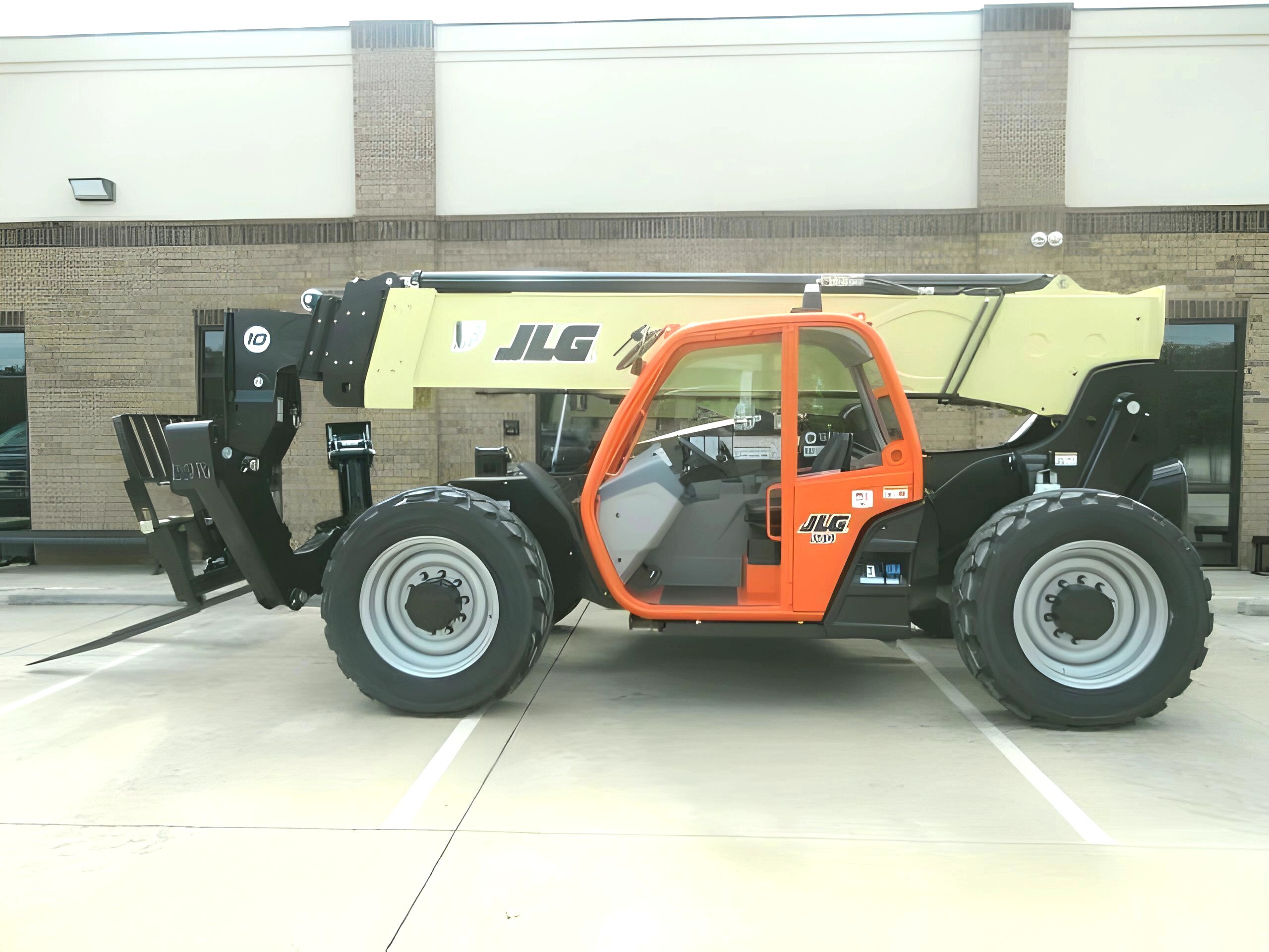 2025 JLG 1055