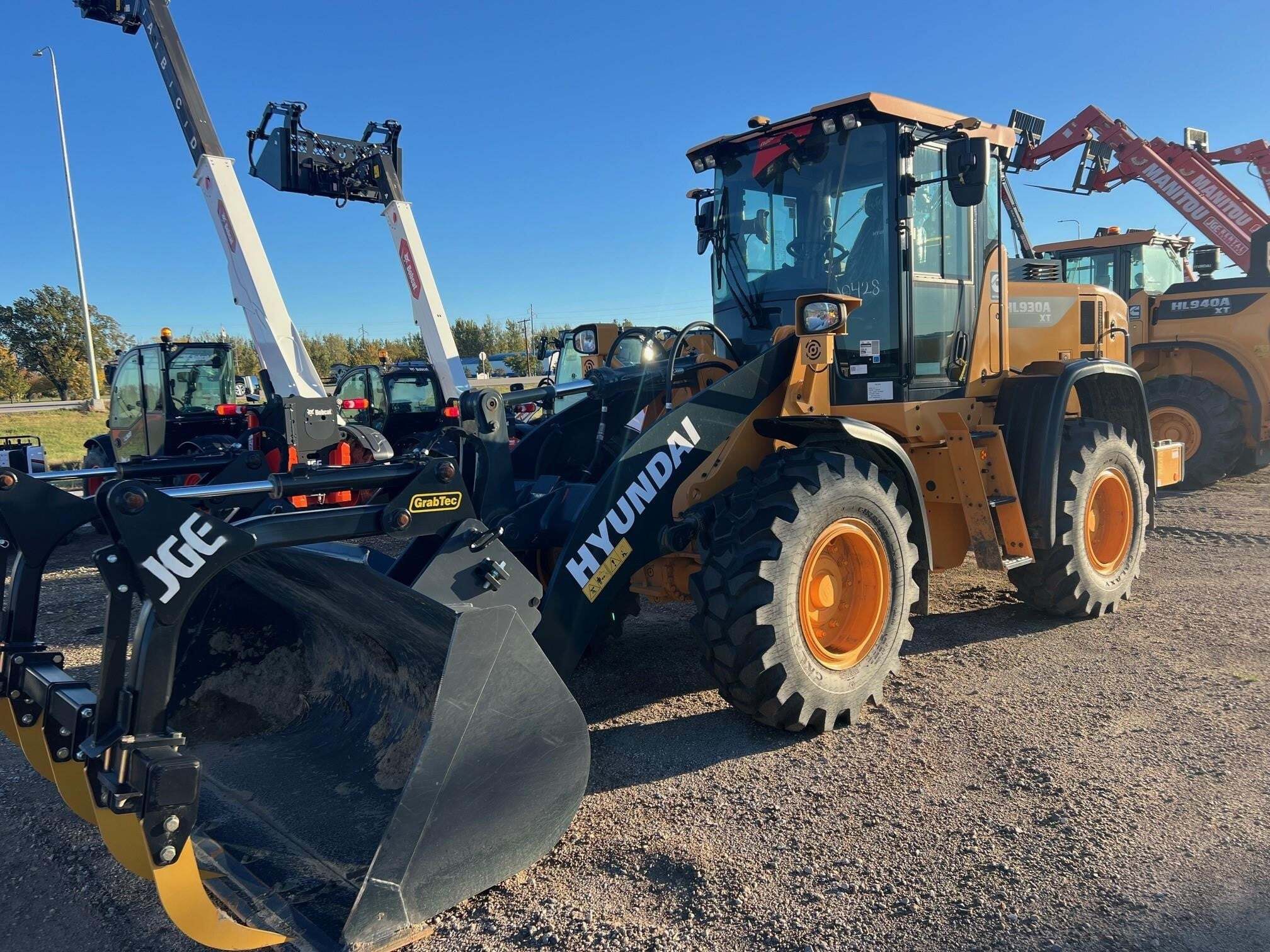 Photo of a 2025 Hyundai HL930AXT