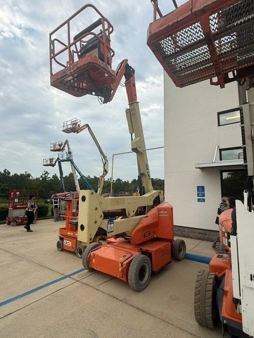 2017 JLG E400AJP-2