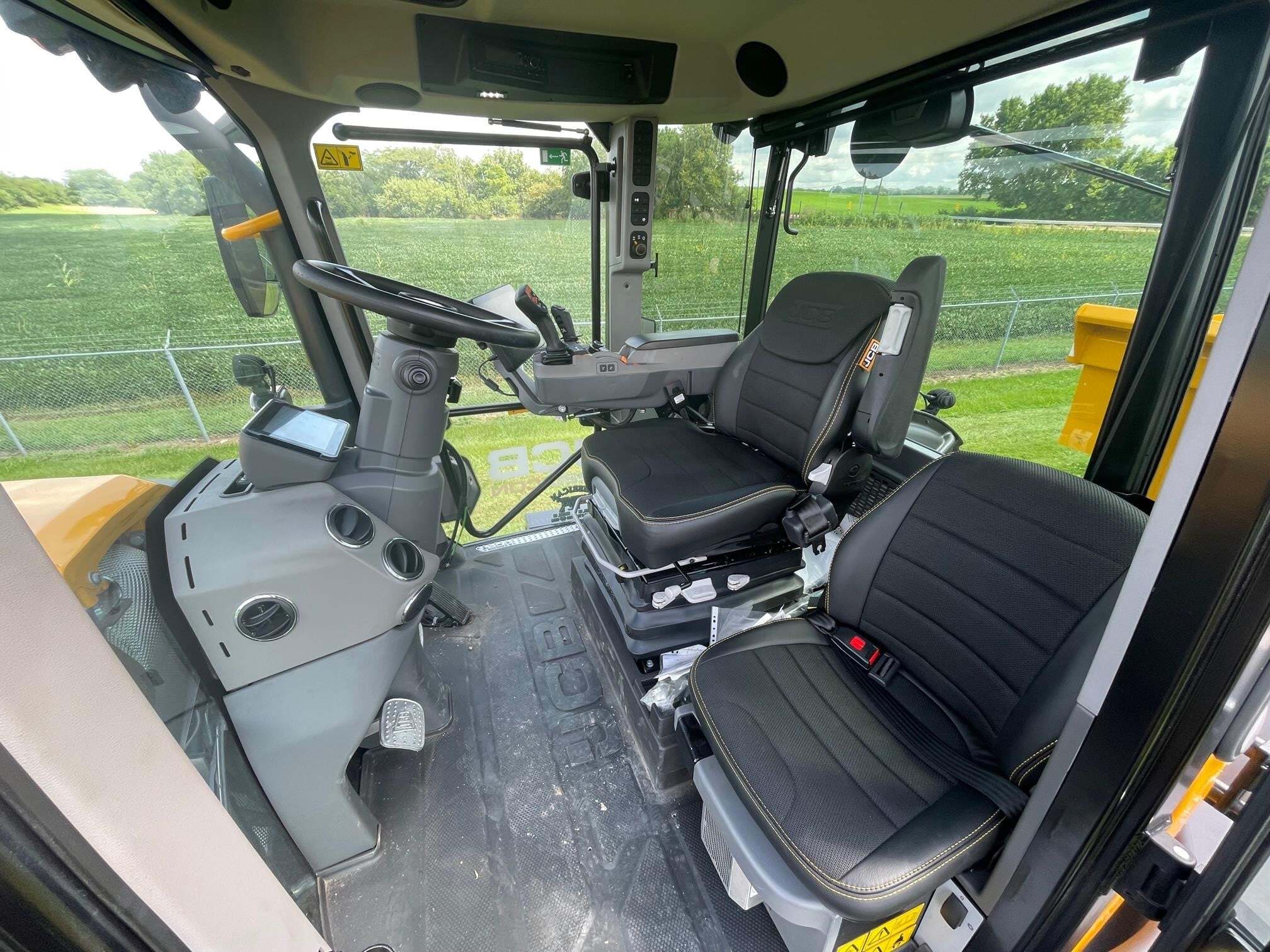 2025 JCB FASTRAC 4220
